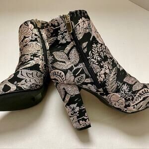 NM Neiman Marcus Floral Brocade Ankle Boots Block Heel Zip Black 7.5